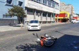 Montevideo y 11: choque entre auto y moto fue captado por las cámaras del COM