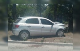 Sufrió un infarto arriba del auto y chocó contra un árbol