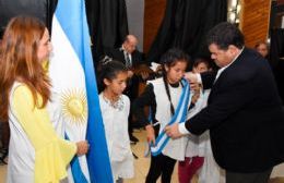 Día de fiesta en la Primaria N° 4: Inauguró un mural, estrenó bandera y recibió equipamiento de cocina