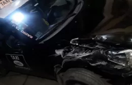 Taxi con pasajeros impactó a camioneta estacionada y el chofer se negó a realizar el test de alcoholemia