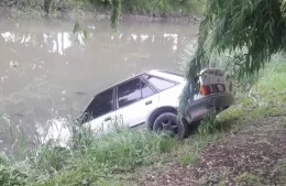 Tomó agua y se fue: tenso momento de un auto que casi cayó al canal