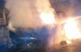 Camioneta abandonada e incendiada en Villa Argüello