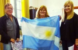 Entrega de bandera de flameo para la Escuela Nº 15