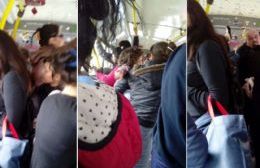 Al ya de por sí incómodo viaje en colectivo, se suma la falta de gentileza