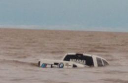 Una camioneta flota en la playa Municipal