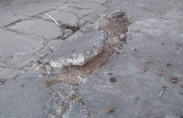 Calle detonada: “Se levantó el asfalto unos 50 centímetros generándose un pozo gigante”