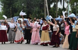 Pericón Nacional y desfile como broche de oro al "Mes de la Tradición"