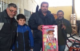 Más de 600 afiliados municipales retiraron juguetes por el Día del Niño