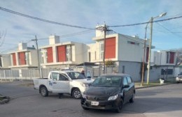 Choque entre un auto y una moto: dos mujeres fueron trasladadas al Hospital