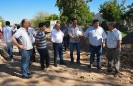 Construyen dársenas pavimentadas frente a la Escuela 20 del Paraje La Hermosura