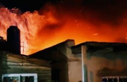 El incendio de la vivienda en El Carmen requirió la actuación de cuatro dotaciones de bomberos
