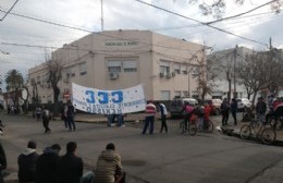 Los cooperativistas volvieron a reclamar por el retraso de tres meses en el salario