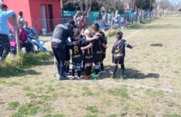 Quejas por falta de materiales y espacios para entrenar en el fútbol infantil de Villa San Carlos