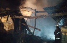 Voraz incendio arrasó con dos viviendas: un menor herido