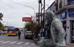 La estatua del Siete Sacos ya está emplazada en el Puente Tres de Abril