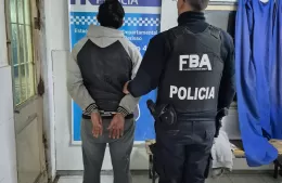 Capturado mientras llevaba a tiro una moto robada