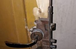 Violó la perimetral y rompió la puerta de la casa de su expareja