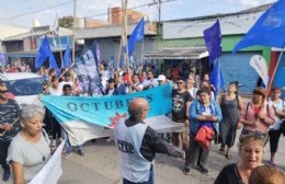 Abrazo simbólico a la Clínica Mosconi: "Con la perimetral lo que hacen es callarnos"