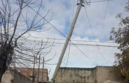 Vecinos preocupados: Un poste con gran cantidad de cables, a punto de caer