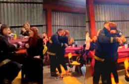 Bombero de Berisso se comprometió con su novia en pleno cuartel