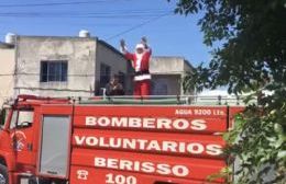 Los Bomberos Voluntarios llevaron a Papá Noel y el Jardín 910 lo disfrutó