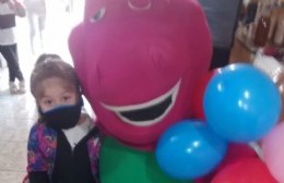 “Niños Felices” festejó junto a Barney y entregó regalos a los niños y niñas del barrio