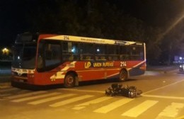 Una moto y un colectivo protagonizaron un fuerte accidente en la Génova