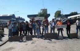 Cooperativas bloquean la salida de camiones recolectores en el Corralón