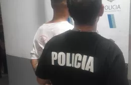 Rompió los vidrios de un colectivo y atacó al personal policial