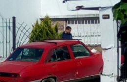 Un auto chocó contra el frente de una casa