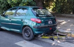 Falleció el ciclista que había chocado contra un auto estacionado en 60 y 124