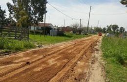 Dos vecinos se pusieron a arreglar la calle por su cuenta