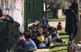 Esperan más dos horas en la calle para poder ingresar a la escuela