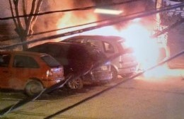 Investigan el incendio de varios autos en la puerta de YPF