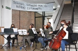 El Quinteto de Cuerdas Municipal acompañó la posta de vacunación que funciona en la UTN