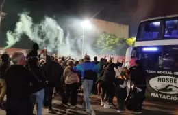 Hogar Social llegó a la ciudad y celebra su tricampeonato provincial de natación