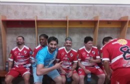 Posó con la camiseta de Villa San Carlos junto a jugadores del senior de River