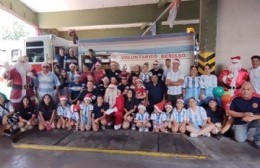 Bomberos en su vuelta navideña: la emoción en grandes y chicos