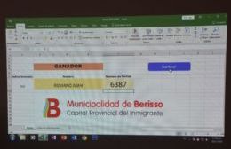 Se sortearon tres smart TV entre contribuyentes que cumplieron con el pago de tasas