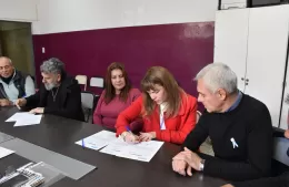 Firma de acta de inicio de obras en la Secundaria Nº 5 y Primaria Nº 21