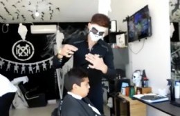 Halloween llegó a una barbería de Berisso y con ello caramelos para los más chicos