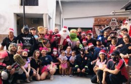 Bomberos con Papá Noel y sus amigos volvieron a las calles con la tradicional entrega de caramelos