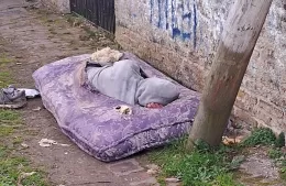 Solicitan asistencia para una persona en situación de calle y advierten por la falta de lugares de contención