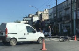 Chocaron una camioneta y una bicicleta en Montevideo y Carlos Gardel