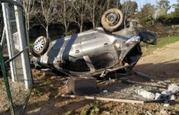 Impactante accidente en Ruta 15 y 65: Automóvil despistó, tumbó varios postes y volcó