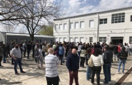 Largas filas y demora de más de una hora para votar en la mayoría de las escuelas