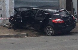 Impactante accidente: Un auto chocó contra el frente de un taller