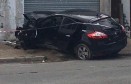 Impactante accidente: Un auto chocó contra el frente de un taller