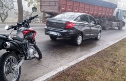 Choque entre moto y auto complica el tránsito en la 60