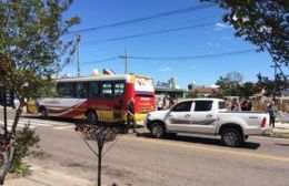 Choque entre una camioneta y un colectivo de la línea 202